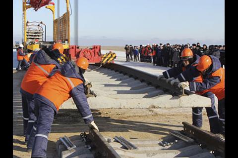 A ceremony at Tassay marked the meeting of tracks on the 493 km Shalkar - Beyneu western section of the 988 km trans-Kazakhstan route.